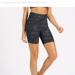 Vuori women’s clean elevation shorty size XS black camo